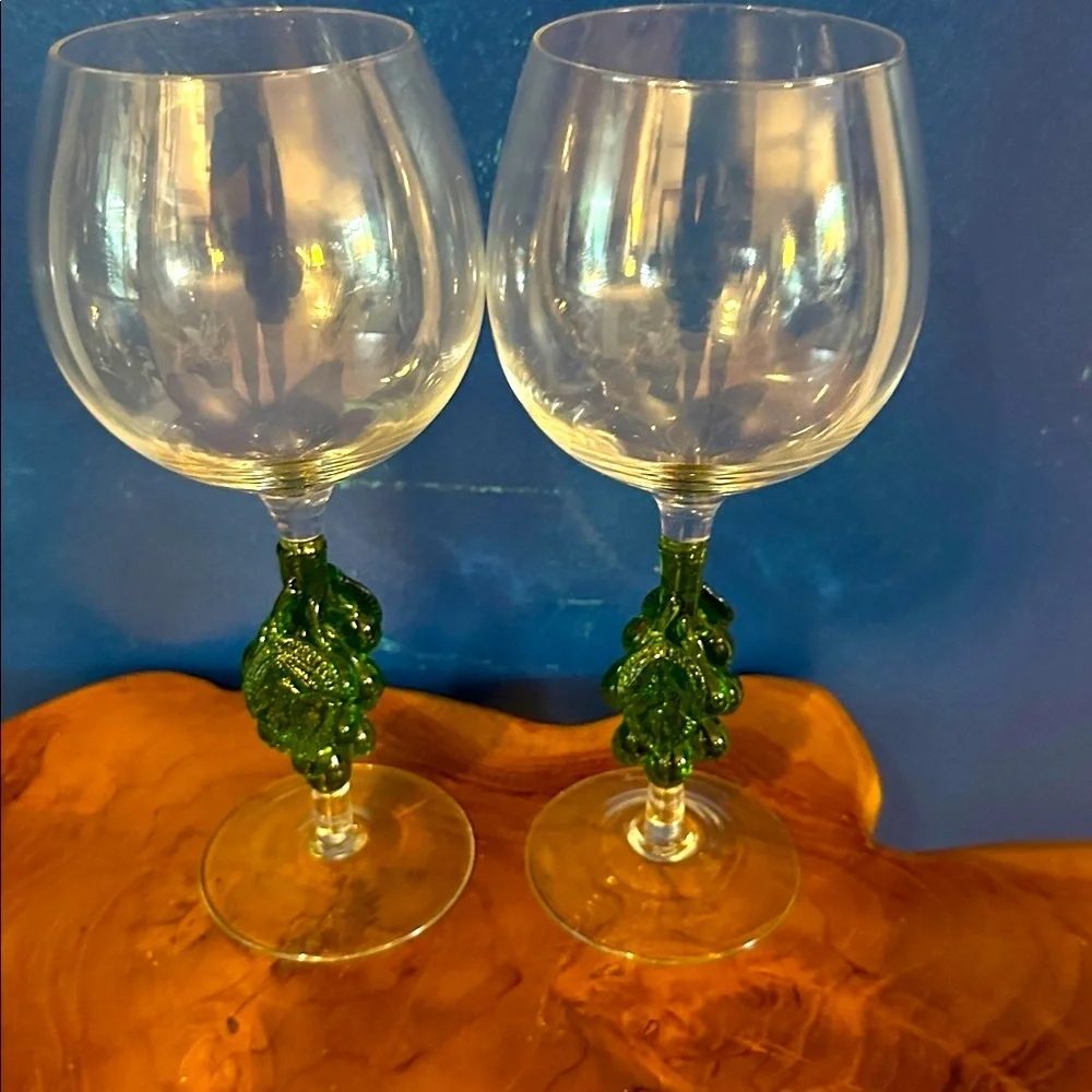 Set of 2 Elegant Wine Glasses with Hand Blown Glass Green Grape Stems
